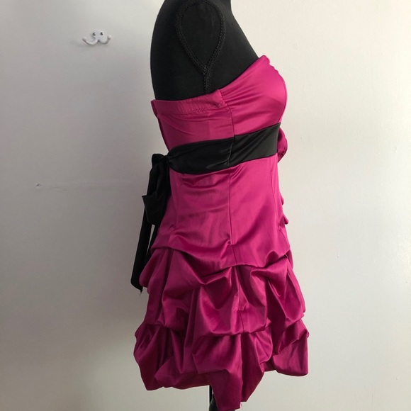Short fuchsia dress! - Picture 3 of 3